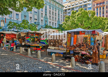 Marktstände mit Kunsthandwerk und Souvenirs am Greenmarket Square, Cape Town, Western Cape, Südafrika Stockfoto