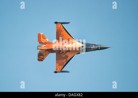 Lockheed Martin F-16 Kampfjet von der Royal Netherlands Air Force Demo Team fliegt auf der Luftfahrtausstellung Waddington Stockfoto