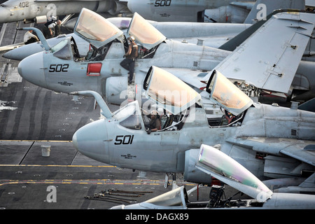 US Navy Wartungsteams führen Kontrollen auf EA-6 b Prowler Flugzeuge auf dem Flugdeck des Flugzeugträgers USS Nimitz 12. Juni 2013 im Indischen Ozean. Stockfoto