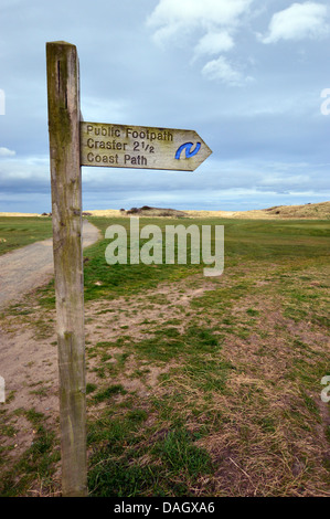 Wegweiser aus Holz aus, Craster auf St. Oswald Weise lange Entfernung Fußweg Northumberland Küste Stockfoto