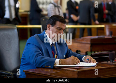 Austin, Texas, USA. 12. Juli 2013. Senatoren in der Hauptstadt Gebäude als Texas Stimmen für die Passage von Texas Abtreibung Endabrechnung, 19-11. Pro-Wahl und Pro-Life besucht, um ihre Unterstützung zu zeigen. Die Rechnung würde Abtreibungen nach 20 Wochen der Schwangerschaft zu verbieten und halten Abtreibungskliniken nach den gleichen Standards wie Krankenhaus-Stil OP-Zentren. Bildnachweis: Sandra Dahdah/ZUMAPRESS.com/Alamy Live-Nachrichten Stockfoto