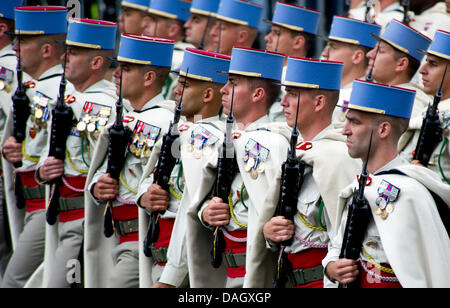 Frankreichs Spahis Regiment Soldaten marschieren auf der Avenue des Champs-Élysées während Nationalfeiertag 13. Juli 2013 in Paris, Frankreich. Der Tag erinnert an der Erstürmung der Bastille 13. Juli 1789, die die französische Revolution vorausging. Stockfoto