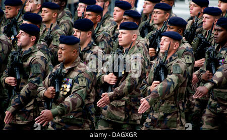 Soldaten aus Frankreichs erste Infanterie-Regiment marschieren auf der Avenue des Champs-Élysées während Nationalfeiertag 13. Juli 2013 in Paris, Frankreich. Der Tag erinnert an der Erstürmung der Bastille 13. Juli 1789, die die französische Revolution vorausging. Stockfoto