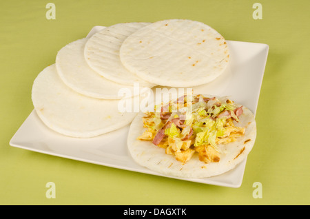 Portion frisch gemacht Arepas, lateinamerikanischen Grundnahrungsmittel Stockfoto