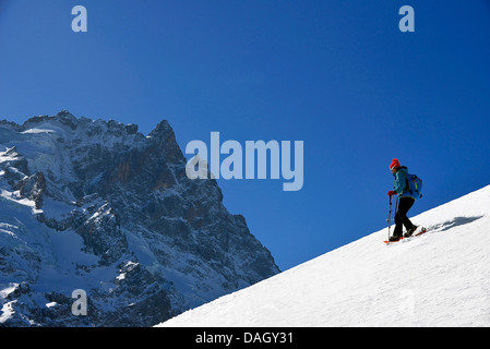 Schneeschuhwandern in La Meije (3983 m) im Massiv des Crins Bereich, Frankreich Stockfoto