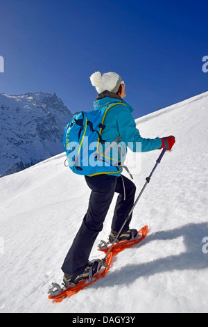 junge Frau Schneeschuhwandern am La Meije (3983 m) im Massiv des Crins Bereich, Frankreich Stockfoto