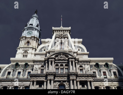 Philadelphias Wahrzeichen historischen Rathaus mit Sturm-Himmel. Stockfoto
