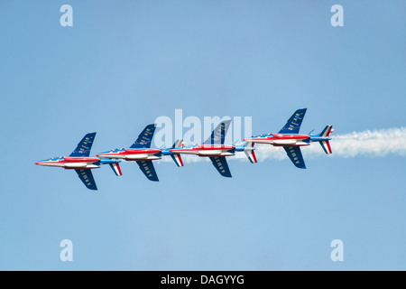 Das nationale Display-Team für die französische Luftwaffe, La Patrouille de France in ihrer Alpha Jet Es fliegen auf der Waddington Airshow Stockfoto