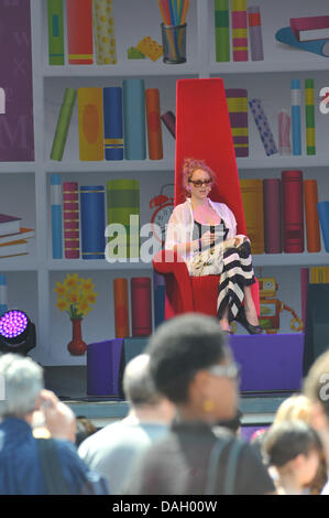 Trafalgar Square, London, UK, 13. Juli 2013. Model Lily Cole liest vor der ' Get' Leseveranstaltung am Trafalgar Square. Bildnachweis: Matthew Chattle/Alamy Live-Nachrichten Stockfoto