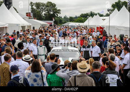 Chichester, UK. 12. Juli 2013. Eine Menschenmenge versammelt sich um, wie der neue Bentley Continental GT3-Rennwagen der Öffentlichkeit zum ersten Mal bei Tag1 von dem 2013 Goodwood Festival of Speed auf dem Gelände des Goodwood House gezeigt wird. Bildnachweis: Aktion Plus Sport/Alamy Live-Nachrichten Stockfoto