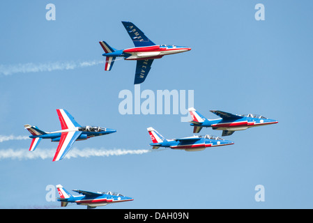 Das nationale Display-Team für die französische Luftwaffe, La Patrouille de France in ihrer Alpha Jet Es fliegen auf der Waddington Airshow Stockfoto