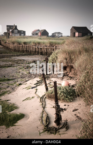 Die hölzernen Gebäude an der Mündung in der Morgendämmerung in Walberswick, Suffolk - England. Stockfoto