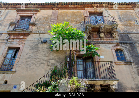 Aufgegeben, alten Gebäude in der barocken Stadt Ragusa Ibla, Sizilien, Sicilia, Italien, Italia Stockfoto