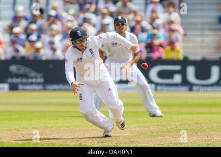 Nottingham, UK. 13. Juli 2013. Ian Bell und Alastair Cook fielding tagsüber Spiel vier der ersten Investec Asche Test bei Trent Bridge Cricket Ground am 13. Juli 2013 in Nottingham, England. Bildnachweis: Mitchell Gunn/ESPA/Alamy Live-Nachrichten Stockfoto