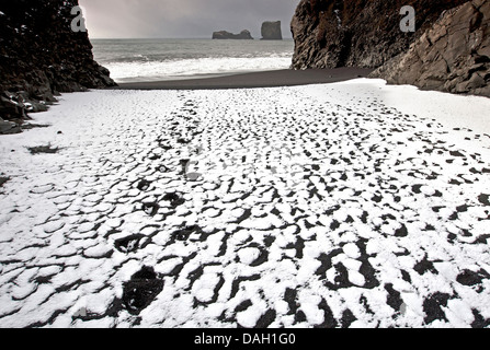 Schnee bedeckte Bucht, Island, Dyrhólaey, Reynisdrangar, Vik Stockfoto