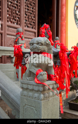 Jade-Buddha-Tempel steinernen Löwen-Statuen mit Bändern im Innenhof Stockfoto