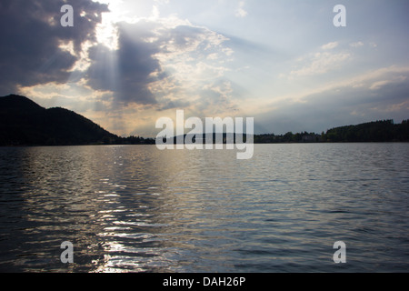 Schöne Aussicht auf den See mit dramatischen skyline Stockfoto