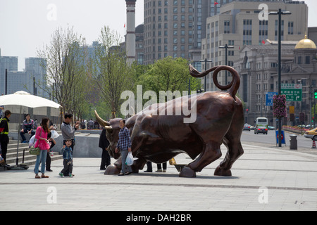 Eine Statue eines Stiers auf dem Bund in Shanghai China Stockfoto