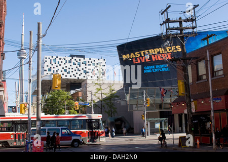 Art Gallery of Ontario, Dundas Street West, Toronto, Kanada.  Im Hintergrund: scharfe Zentrum für Design & CN Tower. Stockfoto