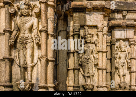 Antike Steinskulpturen der Hindu-Götter und religiöse Figuren am Kamakhya Tempel, Guwahati, Assam, Indien. Stockfoto