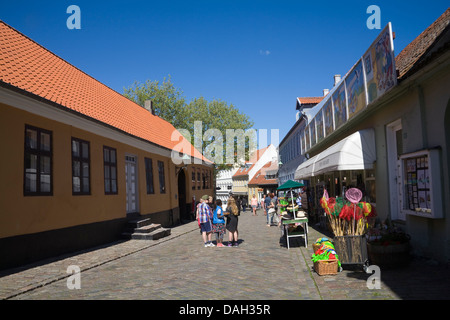 Ebeltoft Dänemark EU Blick nach unten Nedergade gepflasterten Straße in dieser erhaltenen Altstadt Stockfoto