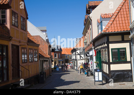 Ebeltoft Dänemark EU Blick hinunter gepflasterten Straße im Zentrum dieser erhaltene historische Stadt an einem schönen Sommer Tag wolkenlosen blauen Himmel Stockfoto