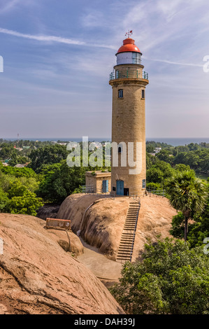Blick auf den modernen Leuchtturm gebaut auf massivem Granitfelsen in Mamallapuram, Tamil Nadu, Indien. Stockfoto