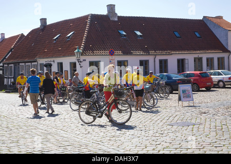 Ebeltoft Dänemark EU Gruppe von älteren Club Radfahrer im Zentrum Stadtplatz von Casablanca Cafe Stockfoto