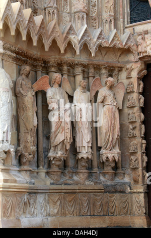 Engelsstatuen links vom Hauptportal des Reims Kathedrale, Reims, Marne, Champagne-Ardenne, Frankreich. Stockfoto