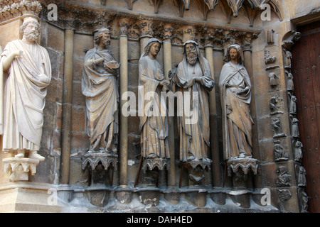 Statuen auf der linken Seite des zentralen Portals von Reims Kathedrale Eingang, Reims, Marne, Champagne-Ardenne, Frankreich. Stockfoto