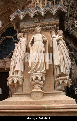 Statuen auf der linken Seite des zentralen Portals von Reims Kathedrale Eingang, Reims, Marne, Champagne-Ardenne, Frankreich. Stockfoto