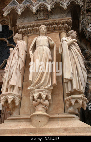 Statuen auf der linken Seite des zentralen Portals von Reims Kathedrale Eingang, Reims, Marne, Champagne-Ardenne, Frankreich. Stockfoto