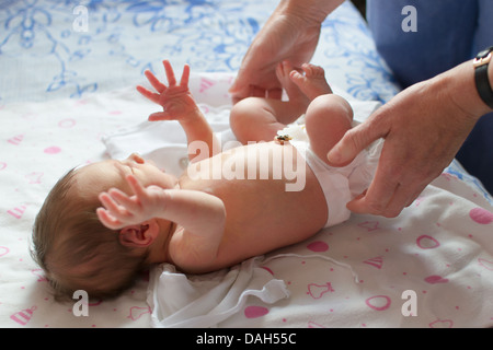 Ein Neugeborenes (1 Woche alt) Baby von einem Kinderarzt untersucht Stockfoto