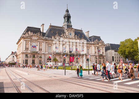 Tours, Frankreich. 13. Juli 2013. Das Rathaus oder das Hôtel de Ville geschmückt mit französischen Fahnen in Bereitschaft für Tag der Bastille am 14. Juli in Tours, Frankreich, auf Kredit-Samstag, 13. Juli 2013: Julian Elliott/Alamy Live News Stockfoto