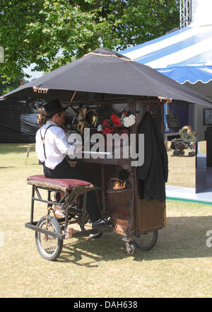 Henley-Oxfordshire-England 13. Juli 2013. Rimski Fahrrad im Roving Excentrica Theater am Henley Festival Piano. Stockfoto