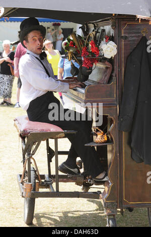 Henley-Oxfordshire-England 13. Juli 2013. Rimski Fahrrad im Roving Excentrica Theater am Henley Festival Piano. Stockfoto