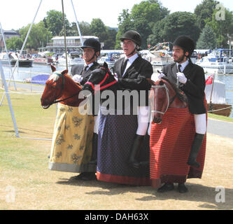 Henley-Oxfordshire-England 13. Juli 2013. Les Goulus französische Reiter im Roving Excentrica Theater am Henley Festival. Stockfoto