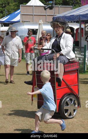 Henley-Oxfordshire-England 13. Juli 2013. Oma Turismo im Roving Excentrica Theater am Henley Festival. Stockfoto