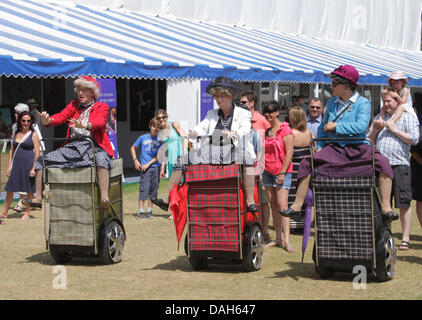 Henley-Oxfordshire-England 13. Juli 2013. Oma Turismo im Roving Excentrica Theater am Henley Festival. Stockfoto