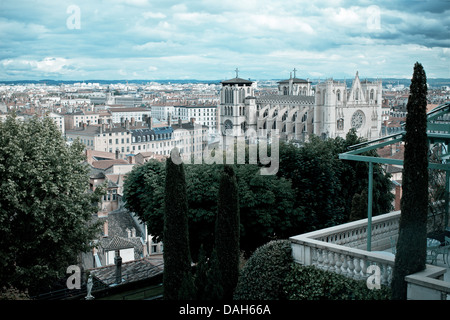 Blick auf Lyon, Frankreich Skyline und Kathedrale Saint-Jean. Stockfoto