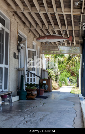 Gebäude-Eintrag und rissige überdachter Bürgersteig vor historischen Insel-Hotel und Restaurant in Cedar Key, Florida. Stockfoto