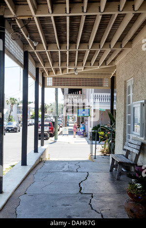 Blick auf Ecke, 2. und B-Straßen, vom überdachten Gehweg vor historischen Insel-Hotel und Restaurant in Cedar Key, Florida. Stockfoto