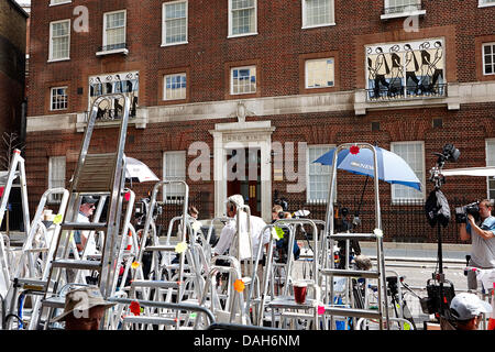 London, UK. 12. Juli 2013. Medien der Welt versammeln sich vor dem Lindo Flügel der St. Marys Hospital, London, England wartet auf das königliche Baby von Prinz William und Kate Middleton, der Herzog und die Herzogin von Cambridge. Lindo-Flügel ist eine private Einrichtung im St. Marys Hospital Imperial College Healthcare NHS Trust. Bildnachweis: JoeFox/Alamy Live-Nachrichten Stockfoto