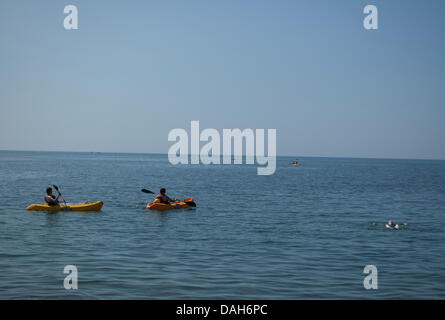 Aberystwyth, Wales, UK. 13. Juli 2013. Ein Schwimmer und Kajakfahrer nutzen das heiße Wetter und flache Meer in Aberystwyth, an einem Tag bei Temperaturen um 30 Grad Celsius in ganz Großbritannien zu erreichen festgelegt sind. Bildnachweis: Barry Watkins/Alamy Live-Nachrichten Stockfoto