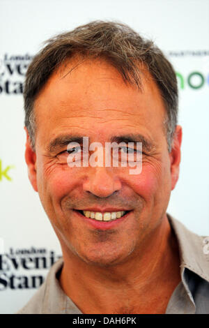 London, UK. 13. Juli 2013. Anthony Horowitz in London Abend Standard bekommen Lesefestwoche in Partnerschaft mit NOOK, Trafalgar Square, London, England-Credit: Paul Brown/Alamy Live News Stockfoto