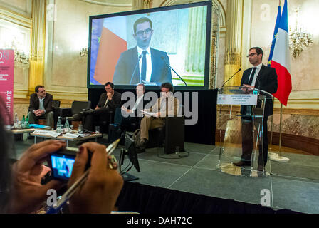 Paris, Frankreich. Politik, Internationale Wirtschaftskonferenz, die innovative Gesellschaft des 21. Jahrhunderts, "Benoit Hamon" (ehemaliger französischer Bildungsminister) hält eine Vortragsrede vor dem Publikum, macht eine Ankündigung, öffentlicher Redner hält Vortrag, Mann hält Präsentation Meeting Projektion Stockfoto