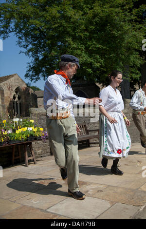 Step Clog Dancers beim Clogfest Festival exklusiv für Step-Clogging. Tänzer aus ganz England versammelten sich in Skipton, North Yorkshire, zum 10. Jahrestag des Clog-Fests. Clogfest ist das jährliche National Gathering for the Step Clog Dancing Community mit Tänzern, die im Skipton Castle, dem Rathaus, dem Victoria Square und dem Kanalbecken auftreten. Stockfoto