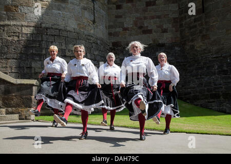 Step Clog Dancers beim Clogfest Festival exklusiv für Step-Clogging. Tänzer aus ganz England versammelten sich in Skipton, North Yorkshire, zum 10. Jahrestag des Clog-Fests. Clogfest ist das jährliche National Gathering for the Step Clog Dancing Community mit Tänzern, die im Rathaus, Victoria Square, Skipton Castle, Großbritannien, auftreten Stockfoto