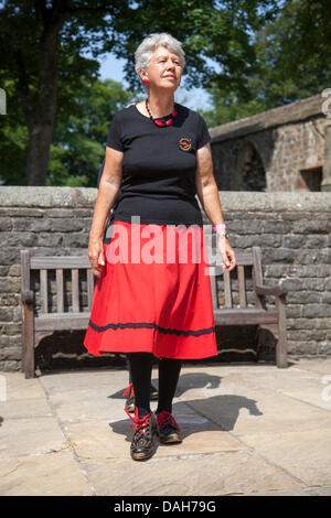 Ridgeway Step Clog Dancers beim Clogfest Festival exklusiv für Step-Clogging. Tänzer aus ganz England versammelten sich in Skipton, North Yorkshire, zum 10. Jahrestag des Clog-Fests. Clogfest ist das jährliche National Gathering for the Step Clog Dancing Community mit Tänzern, die im Skipton Castle, dem Rathaus, dem Victoria Square und dem Kanalbecken auftreten. Stockfoto