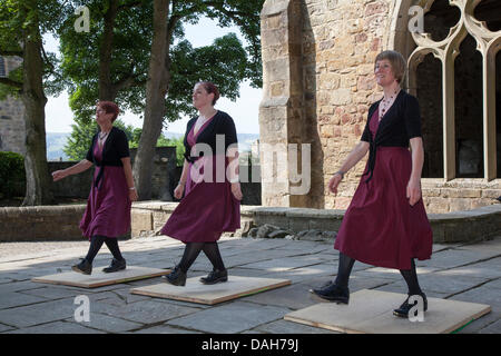 „pennyroyal“ Step Clog Dancers beim Clogfest Festival exklusiv für Step-Clogging. Tänzer, die schwarze Röcke und rote Strümpfe trugen, aus ganz England versammelten sich in Skipton, North Yorkshire, zum 10. Jahrestag des Clog-Fests. Clogfest ist das jährliche National Gathering for the Step Clog Dancing Community mit Tänzerinnen in harten Schuhen, die im Skipton Castle auftreten. Stockfoto